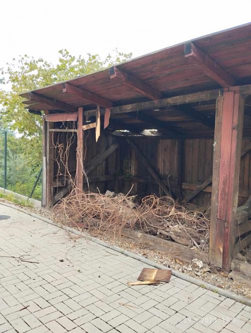Bourání dřevěných garáží u&nbsp;jídelny