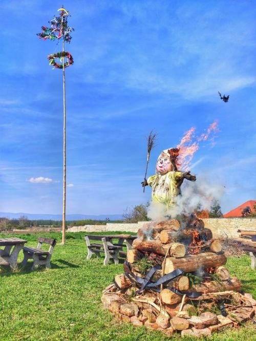 PÁLENÍ ČARODĚJNIC A&nbsp;STAVĚNÍ MÁJE 30.4.2023 1
